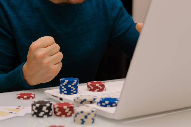 Jackpot slot berbasis darat dan online serupa karena keduanya menawarkan kesempatan untuk memenangkan sejumlah besar uang dengan memainkan mesin slot