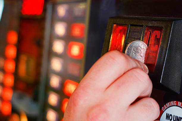 Pemain dapat menyetor uang tunai ke dalam mesin menggunakan uang kertas atau koin