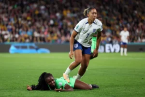 Lauren James bisa MISS sisa Piala Dunia dengan FIFA setelah menginjak punggung Michelle Alozie
